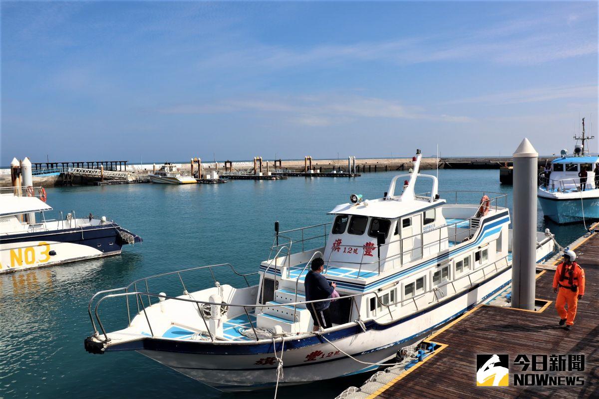 ▲澎湖縣長賴峰偉宣布將自13日起解除台灣外縣市遊憩船、釣漁船、水上摩托車停靠澎湖各港口的限制令，但遊客上岸仍須量測體溫。（圖／記者張塵攝，2020.05.12）