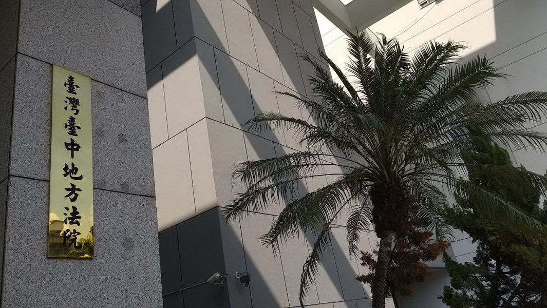 ▲醉漢拒測與警鬥法，被上銬後還向法院求救。（圖/記者鄧力軍攝）