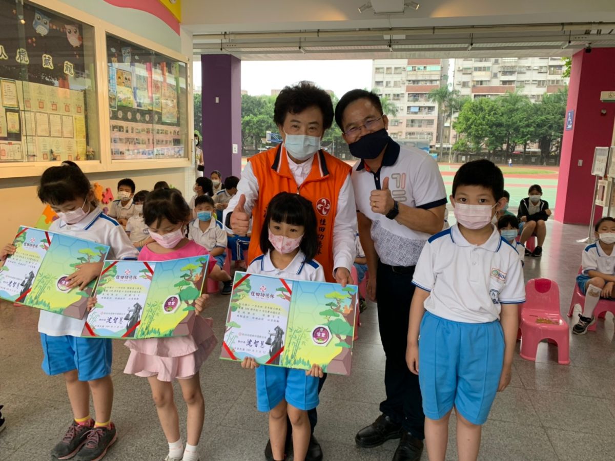 ▲中市松竹國小邀前立委沈智慧頒發獎章，表揚獲選品德之星學生。（圖／松竹國小提供）