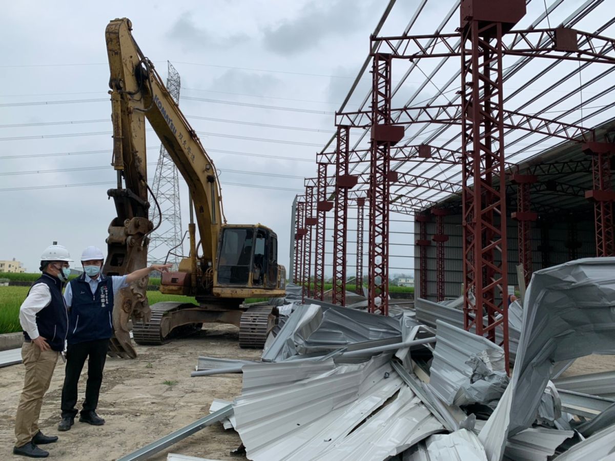 ▲台中市府出動大型機具，強制拆除農地違建工廠，展現悍衛合法使用農地決心。（圖／台中市府提供）