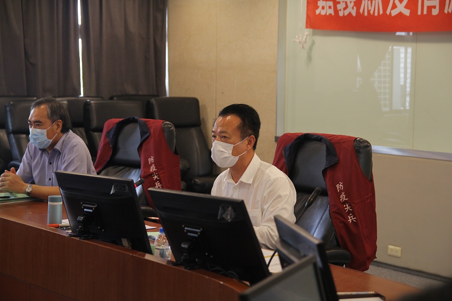 ▲整備會議時，縣長翁章梁做出決議，即日起縣府及所屬機關員工，包含縣轄所屬的學校(含幼兒園)師生及教職員，將不硬性規定戴口罩。（圖／嘉義縣政府提供）