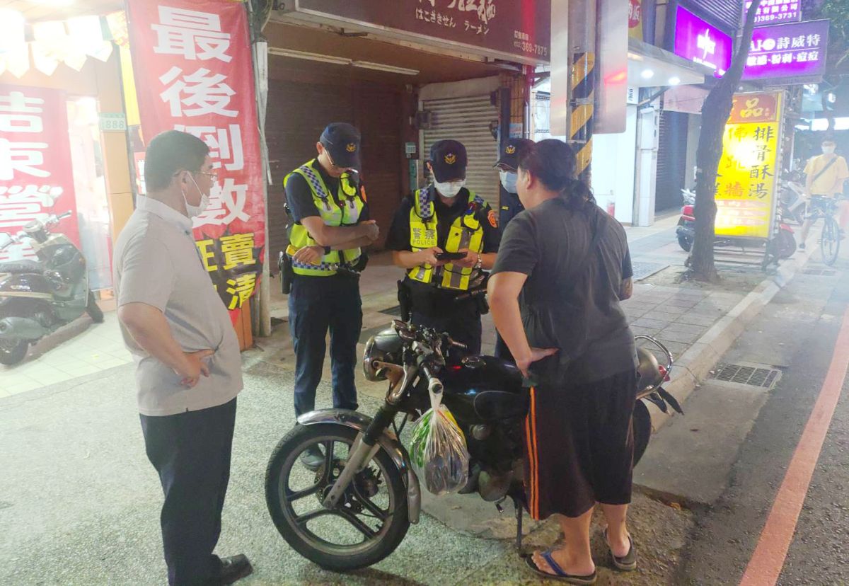 ▲桃園分局採小區域封鎖性稽查模式，強力取締改裝噪音車輛，並針對各項交通違規態樣加強執法，期望還給市民一個安寧的夜晚。（圖／桃園分局提供）