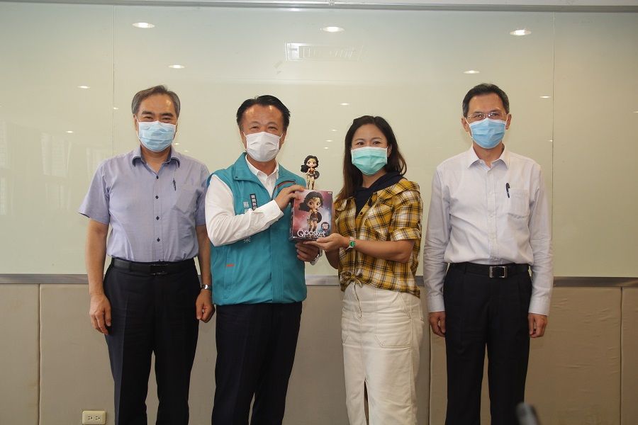 ▲嘉義縣長翁章梁（左2）今頒消防員黃薰儀（右2）「神力女超人」公仔、獎金，嘉勉其在國道的英勇表現。（圖／嘉義縣政府提供）