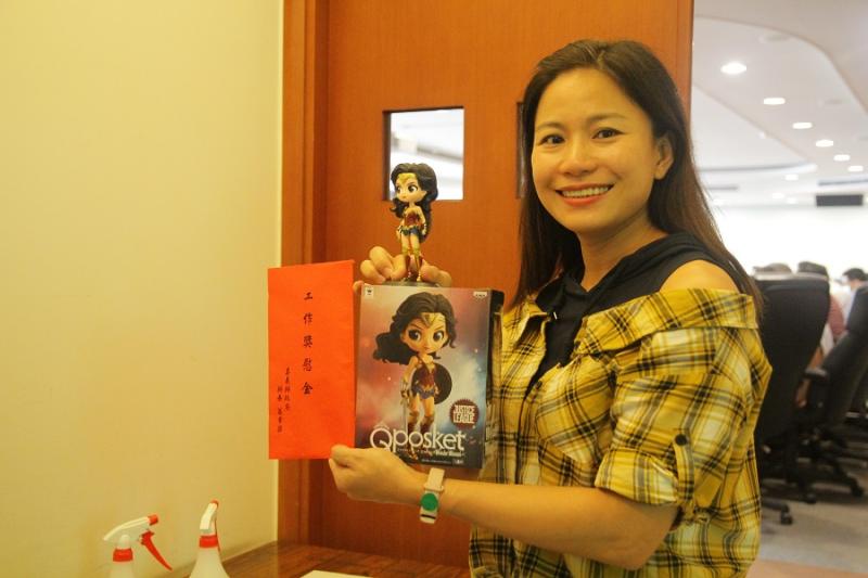 ▲見到車禍事故需要救護時,就燃起消防魂的「神力女超人」黃薰儀。(圖/嘉義縣政府提供)