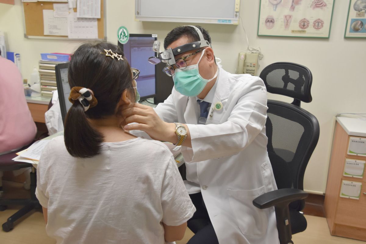 ▲陳穆寬教授為病患進行觸診情境示意。（圖／記者陳雅芳攝）