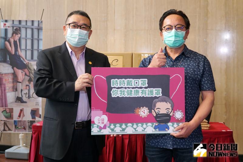 ▲大葉大學校長梁卓中(左)捐贈機能竹炭口罩套給彰化家扶主任王震光。(圖/記者陳雅芳攝,2020.05.12)