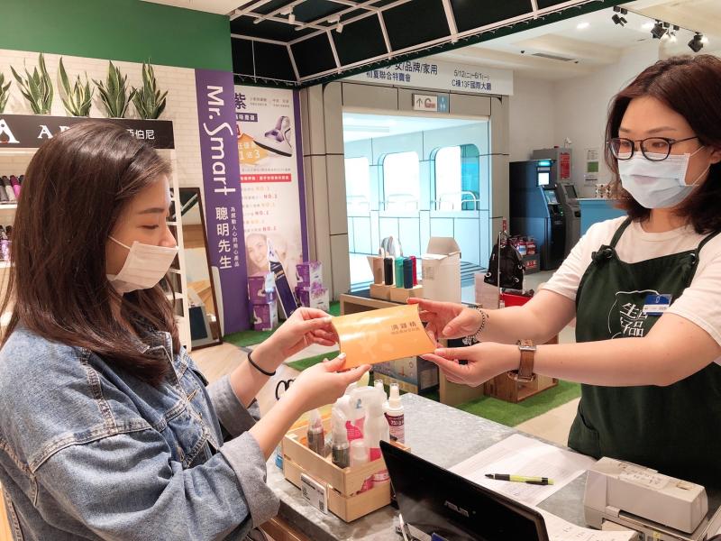 ▲台中中友百貨感謝全民配合防疫,即日起推出零確診送雞精活動。(圖/中友百貨提供)