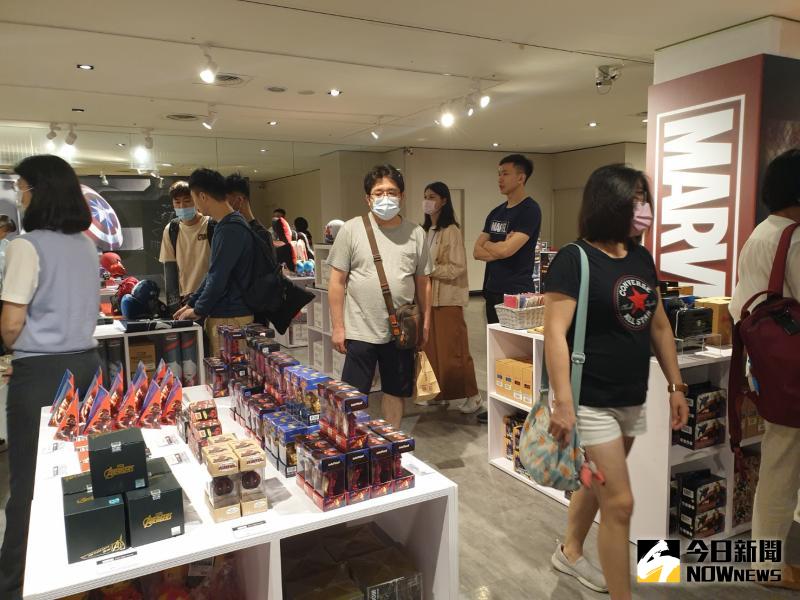 ▲新光三越台中店今天開幕的漫威主題展，吸引大批粉絲搶先一睹為快。（圖／金武鳳攝，2020.5.12)