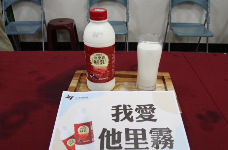 ▲斗南鎮酪農和台農合作的「他里霧鮮乳」。(圖/記者簡勇鵬攝,2020.05.12)