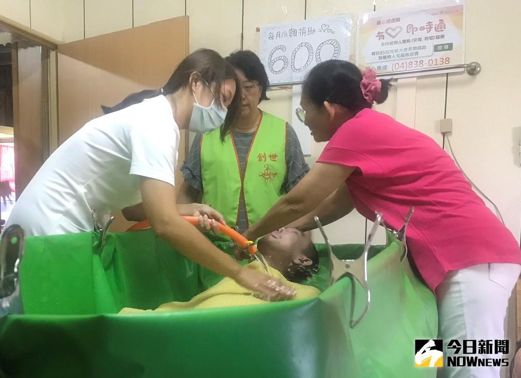 ▲創世基金會有群辛苦的護理人員，悉心陪伴在植物人的身邊，並與植物人個案家屬培養出如同家人般的情感。（圖／記者陳雅芳攝，2020.05.12）