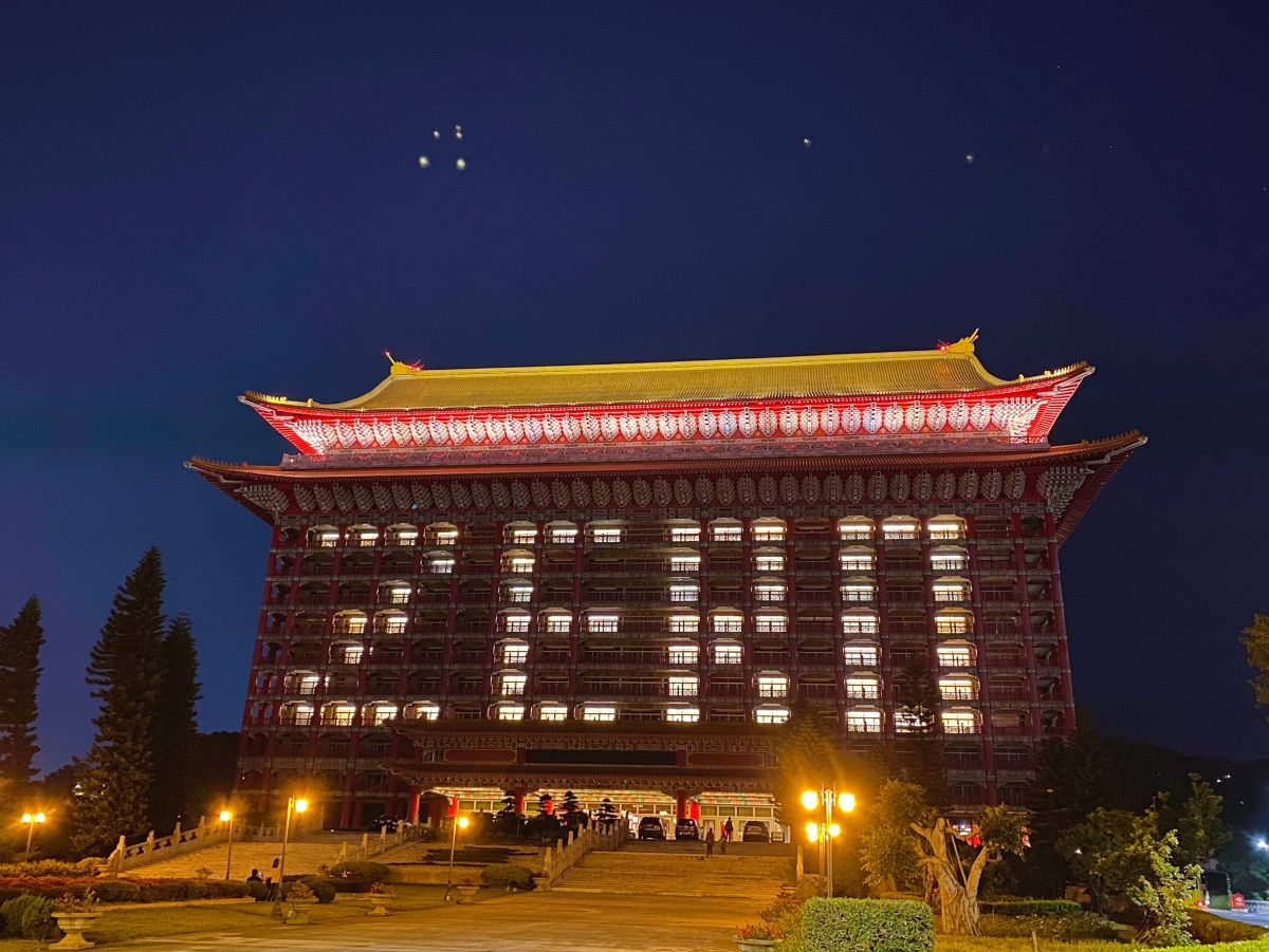 ▲文化總會將在5月20日於台北圓山飯店（圖示）、台東鐵花村、高雄港、台中樂成宮、總統府前廣場等5地舉辦線上音樂會，接力開唱，向防疫英雄致敬。（圖／文化總會提供）