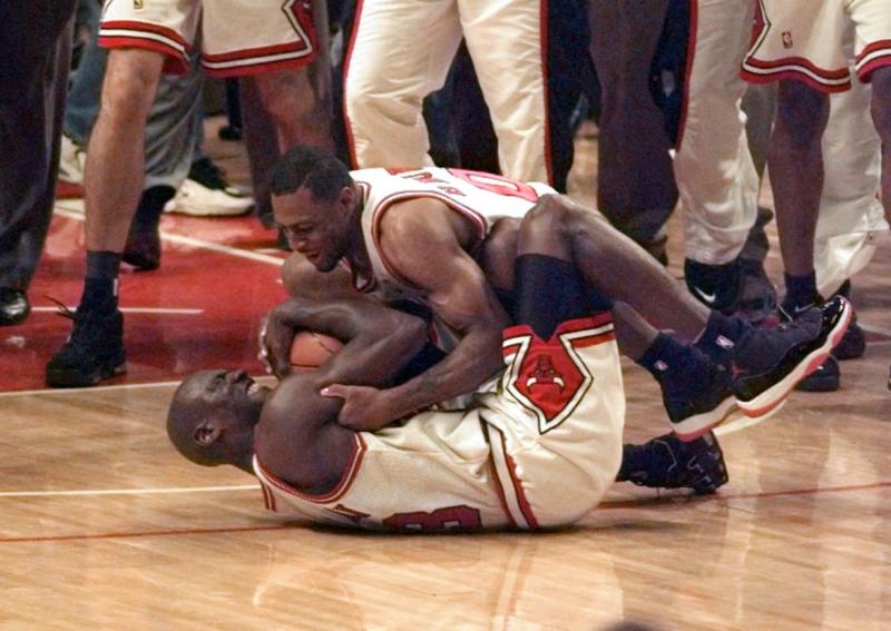 ▲公牛隊奪下1996年NBA總冠軍當下，Michael Jordan與隊友Randy Brown一度爭搶比賽用球。（圖／美聯社／達志影像）
