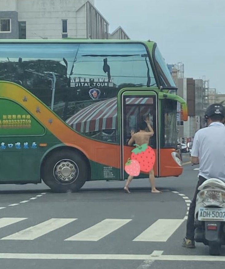 ▲祼身的賓士男落跑途中，曾經拍打一部遊覽車，意圖上車臨時躱避。(圖／記者陳惲朋翻攝）