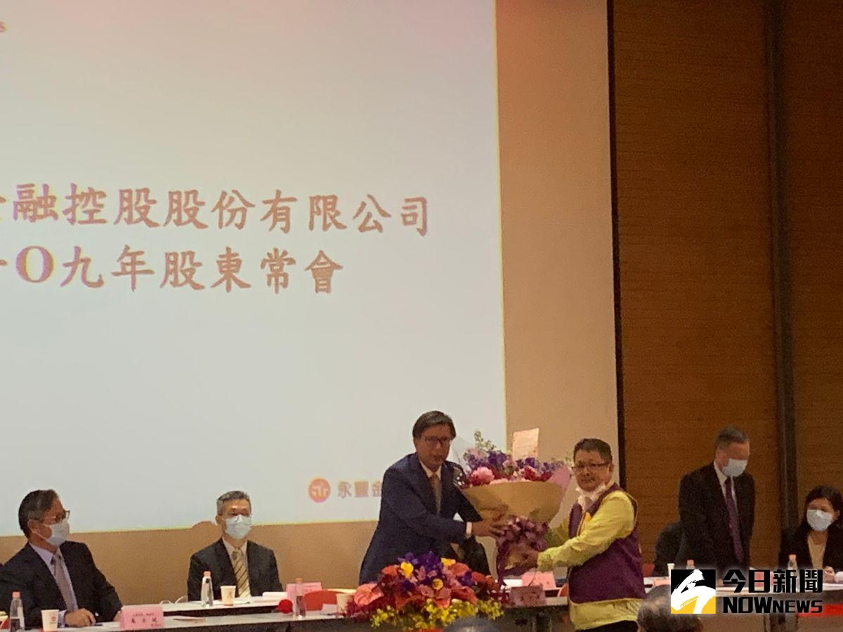 ▲永豐金董事長翁文祺最後一次主持股東會，永豐銀行企業工會理事長張麗澤獻花。（圖／記者顏真真攝，2020.5.13）