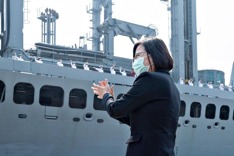 ▲蔡英文總統4月主持海軍敦睦遠航訓練支隊返國歡迎儀式。（圖 / 總統府提供）