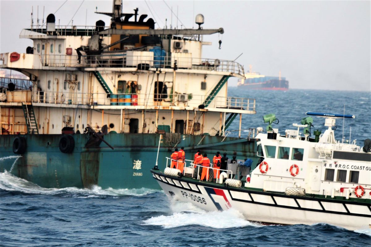 ▲海巡署艦隊分署今年執行「臺灣灘」巡護勤務，一共驅離了1,231艘次的中國大陸抽(運)砂船，強力登檢扣留越界作業之中國大陸抽(運)砂船。（圖／澎湖海巡隊提供）