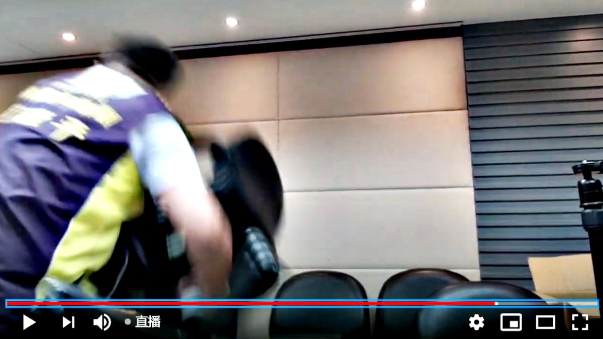 ▲國民黨中常委黃敬平在改革委員會當場摔椅抗議。( 圖 / 翻攝直播畫面 )