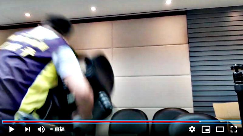 ▲國民黨中常委黃敬平在改革委員會當場摔椅抗議。( 圖 / 翻攝直播畫面 )