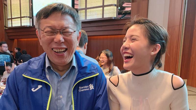▲台北市長柯文哲與時任記者戴湘儀。(圖/戴湘儀提供)