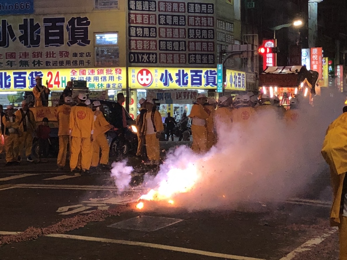 鞭炮宣告神明到來，也有驅邪除魅的意義。（圖／記者連宜方攝）