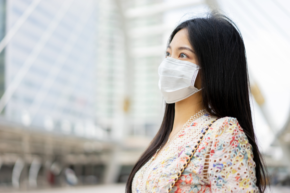 ▲長時間戴口罩加速肌膚出油出汗，痘痘粉刺成為女性最在意的問題（圖／shutterstock）