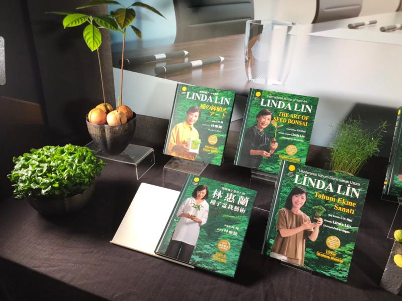 ▲UBN全球商業網為全力協助社會有效防疫,除提供企業必備的遠距工作管理系統,同時加贈《林惠蘭種子盆栽藝術》精裝書。(圖/記者賴志昶攝)