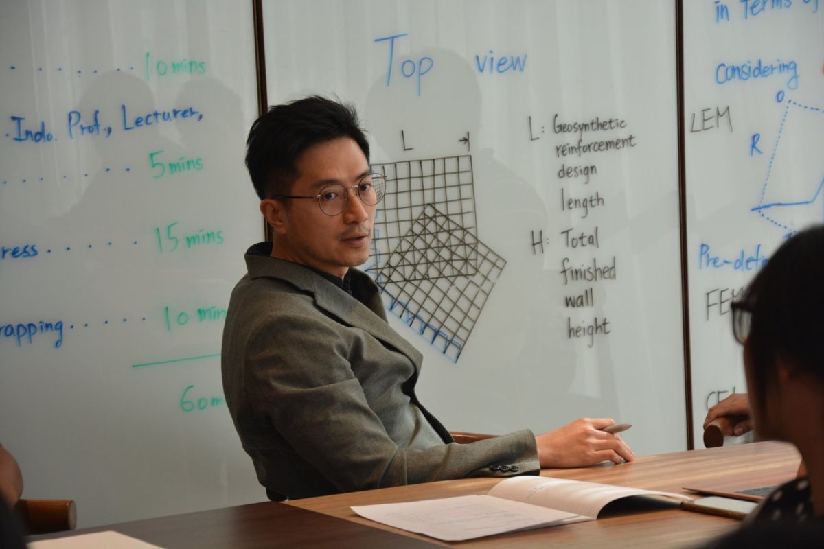 ▲成大土木一位男教授顏值超高，讓網友驚為天人。（圖／翻攝自洪瀞臉書）