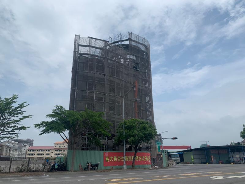 ▲楠梓援中路、大學東路口,正在興建醫院。(圖/信義房屋提供)