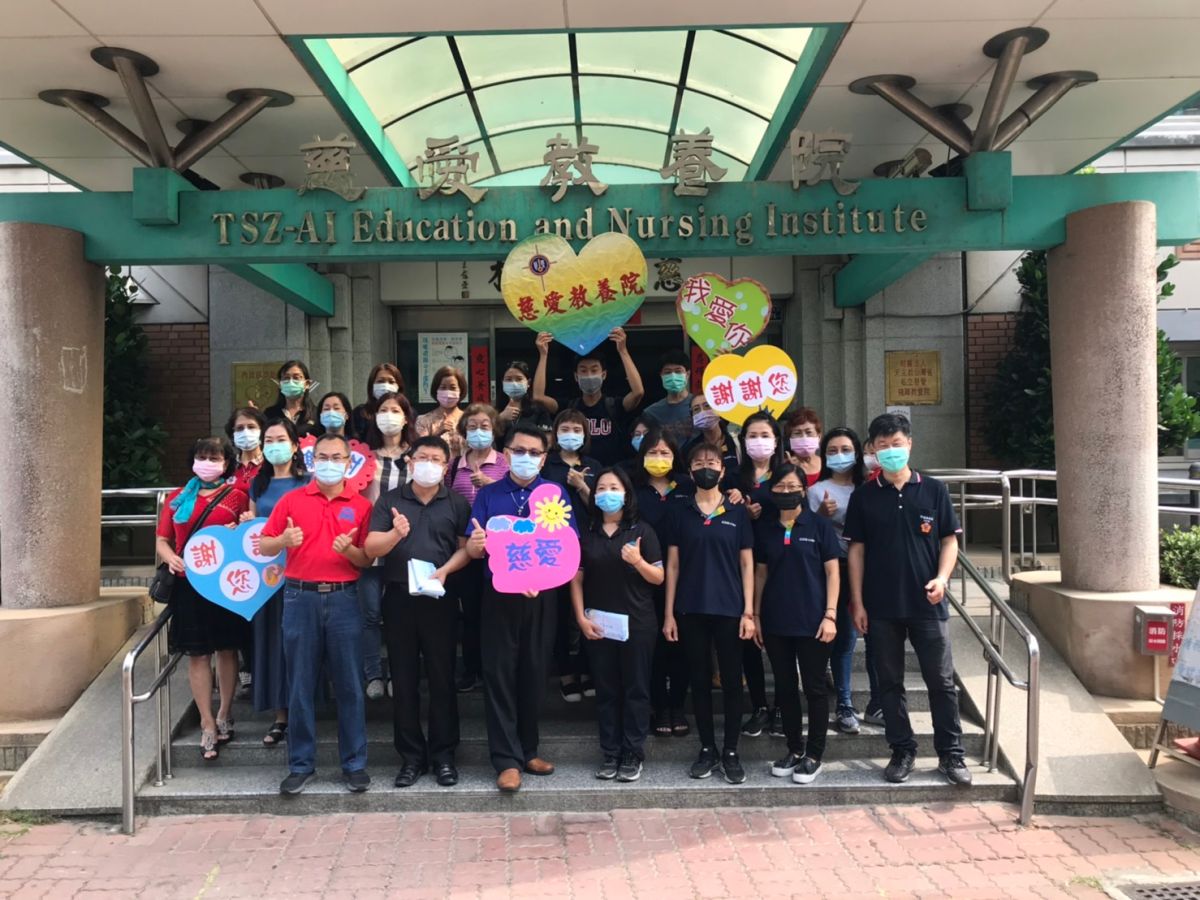▲慈愛教養院發起『行的安全-路平計畫』，獲熱烈響應，迅速募集道路修繕經費15萬元，院長張明正邀請捐款的企業家及善心人士出席捐贈儀式，感謝他們讓慈愛能盡快進行路平計畫。（圖／記者葉靜美攝，2020.05.13）