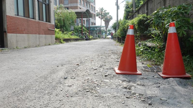 ▲慈愛教養院院區內的巷道30餘年未整修，加上進出頻繁，導致路面坑坑洞洞。（圖／記者葉靜美攝，2020.05.13）