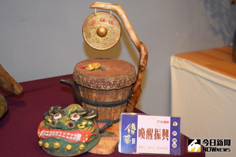▲陶藝師郭建祐作品「喚醒振興」。(圖/記者洪佳伶攝,2020.05.13)