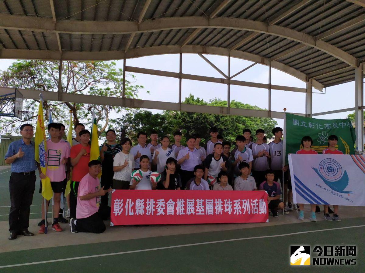 ▲彰化縣排球委員會主委邱建富授旗、贈球給8校選手，鼓勵選手們全力以赴、進軍全國決賽創造好成績。（圖／記者葉靜美攝，2020.05.13）