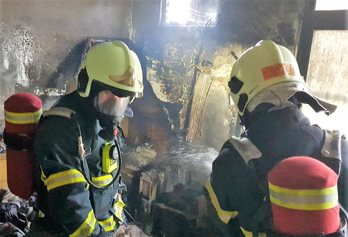 ▲馬公一處民宅發生火警意外，火勢在21分鐘後撲滅，屋內一名鮑姓老翁則有嗆傷身體不適的情形，而他的兒子鮑威宏竟在消防員於火場處理善後時，跑到澎湖地方法院開直播。。（圖／澎湖消防局提供）