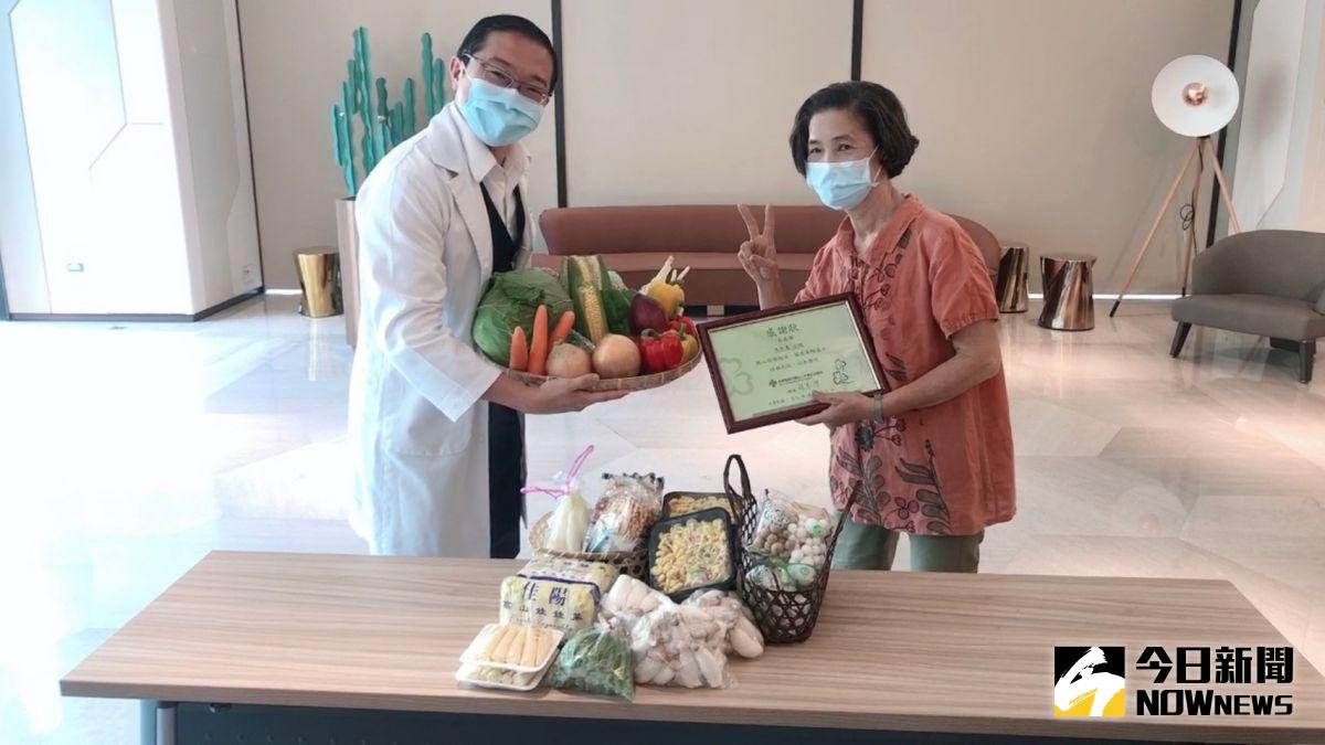 ▲馮女士到彰化秀傳醫院致送自家的健康蔬果，希望大家都能平安健康。（圖／記者陳雅芳攝）