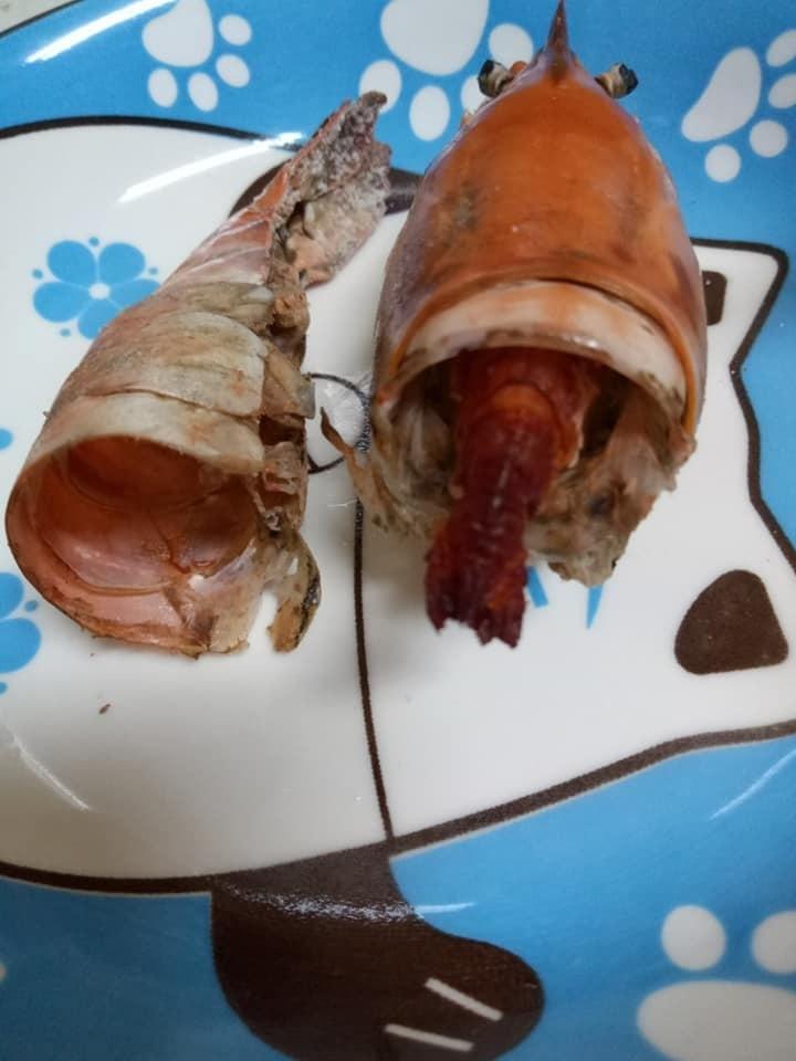 ▲女網友直指,巨蝦下鍋後一剝開竟然萎縮,蝦肉不僅直接從