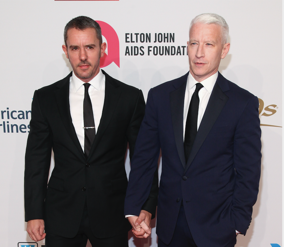 ▲安德森庫柏與前男友班傑明（左）參加2015年第14屆艾爾頓強抗愛滋基金會。（AP)