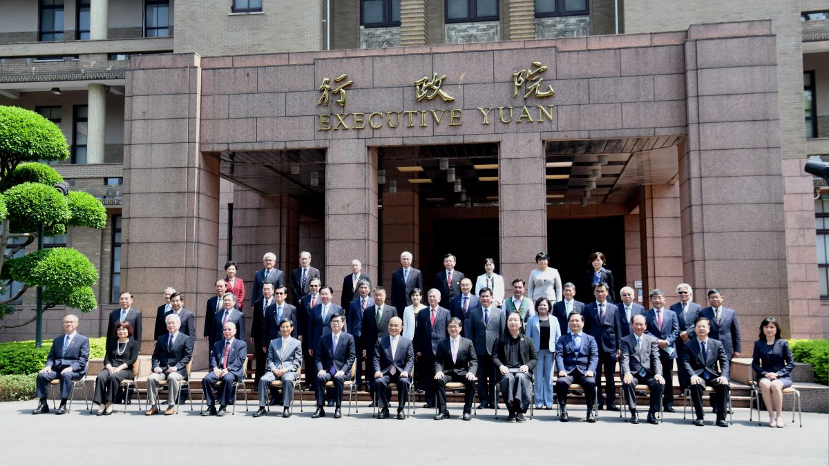 ▲行政院長蘇貞昌依照憲政慣例率領內閣總辭，因為顧及防疫，每個人的座位距離都拉開。（圖／記者林柏年攝，2020.05.14）