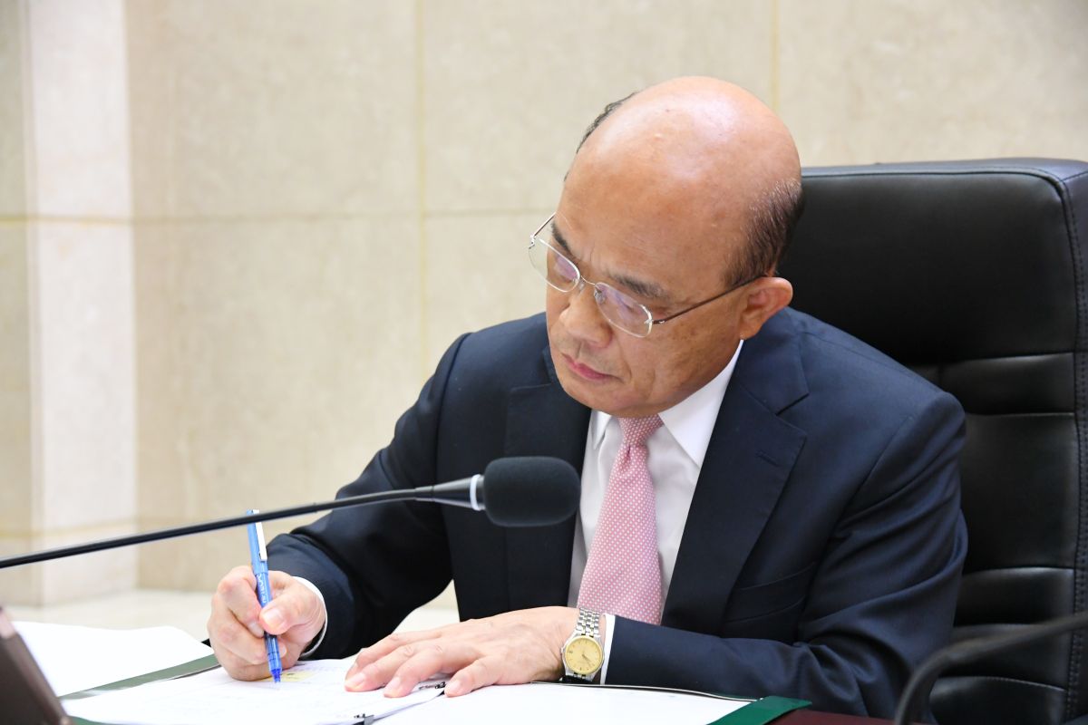 ▲行政院長蘇貞昌今（14）日率內閣總辭，簽署內閣總辭公文。（圖／行政院提供）