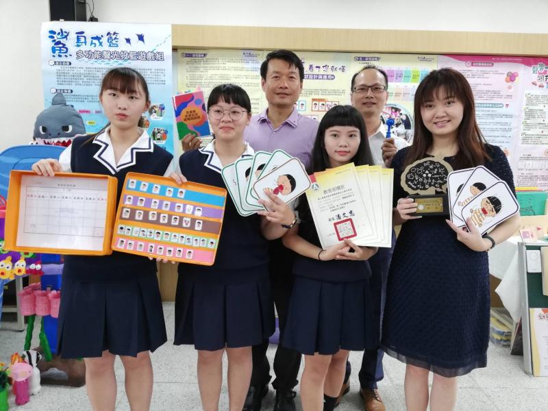 ▲學生王芝婷、詹湘翎、鄭榆蓉設計了可以協助幼童表達感冒病症的「疾病溝通卡」,得全國競賽專題組第一名。(圖/記者邱嘉琪攝,2020.05.14)