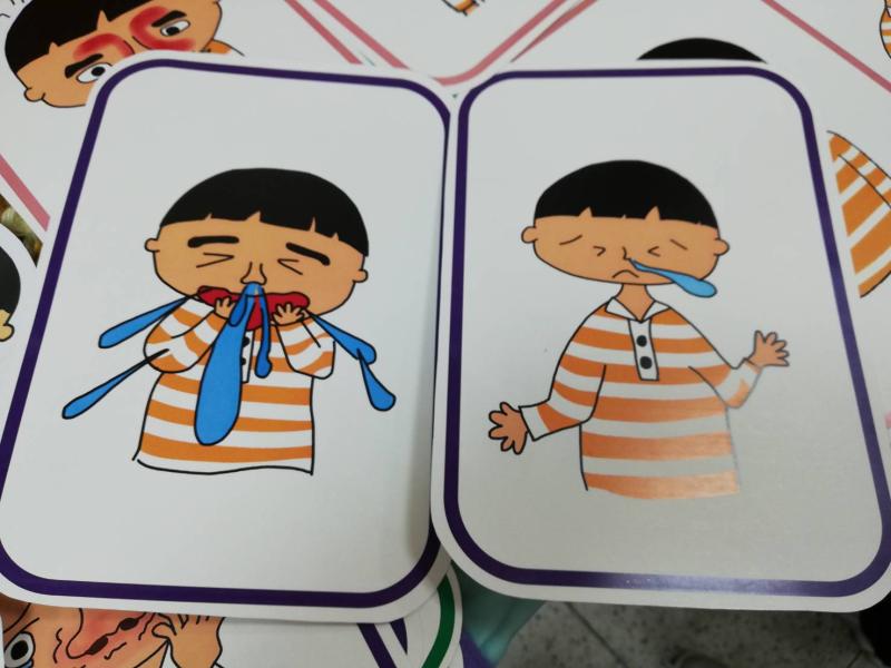 ▲簡單圖像並搭配國、台語的病狀說明,讓清楚幼兒病症更簡單。(圖/記者邱嘉琪攝,2020.05.14)