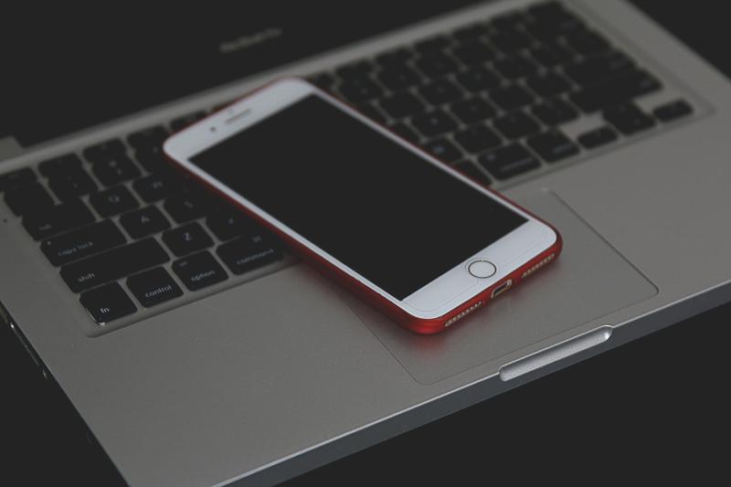 ▲以前的iPhone有home鍵的設置,自從iPhoneX後的手機都取消該按鍵。(示意圖/翻攝