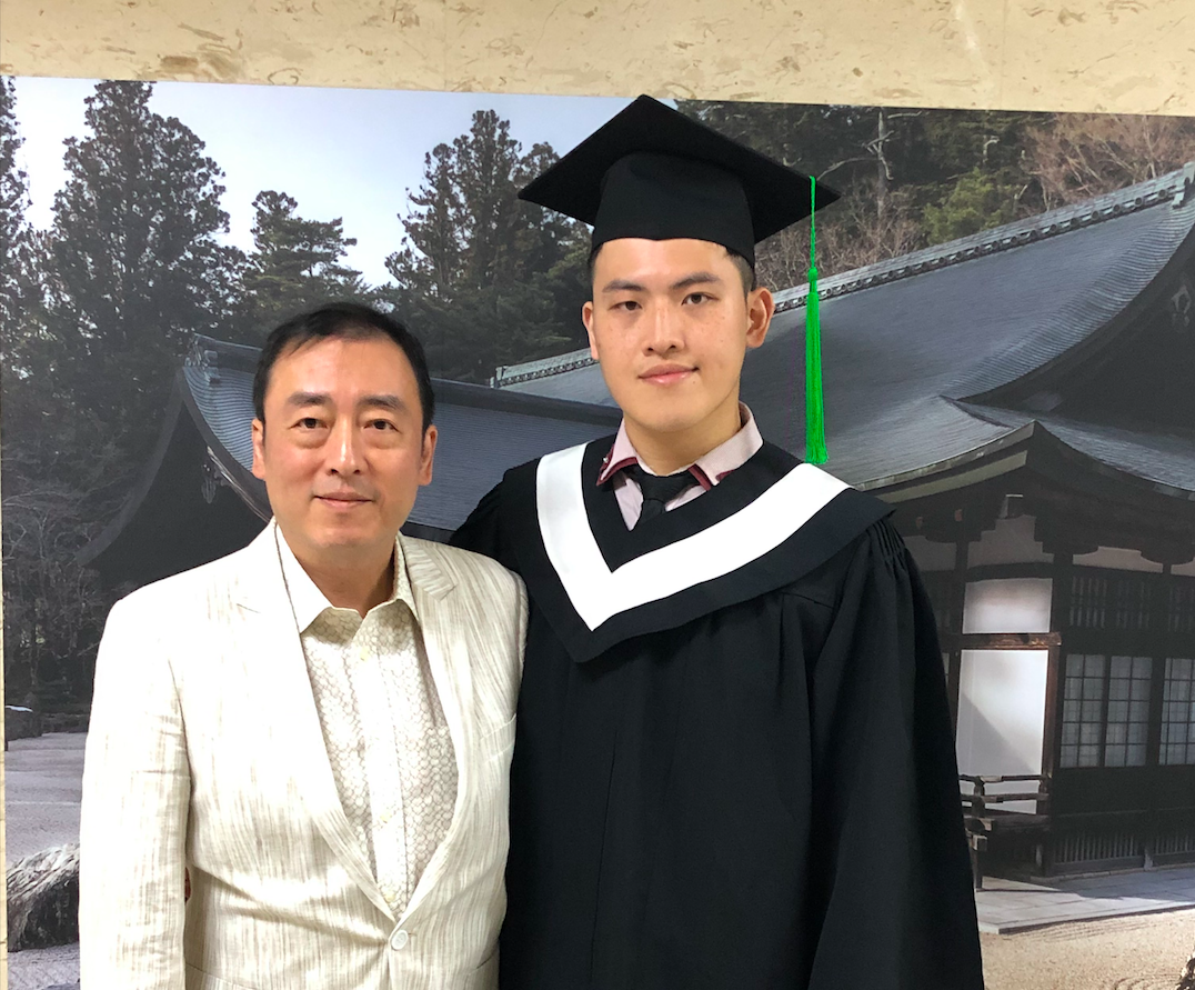 ▲醫師父子檔李兆麟（左）、李研永在防疫期間攜手創作〈打個心靈點滴〉。（圖／優美診所提供）