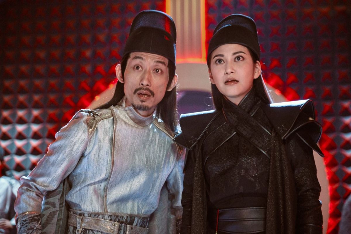 ▲陳竹昇（左）、樓心潼飾演的黑白捕快。（圖 / 民視提供）