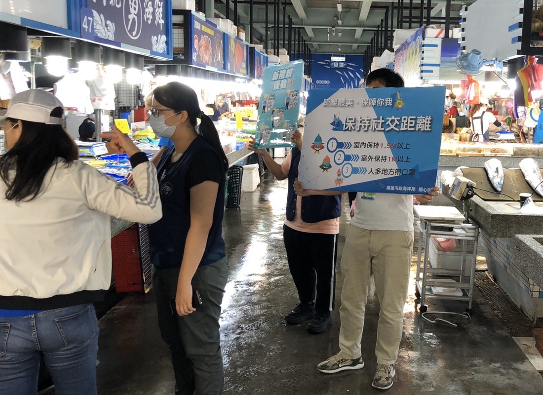 ▲高雄市政府海洋局配合中央政策，全力推動「新禮貌運動」，宣導落實社交距離，讓消費者採買魚貨更安心。(圖／記者黃守作攝) 