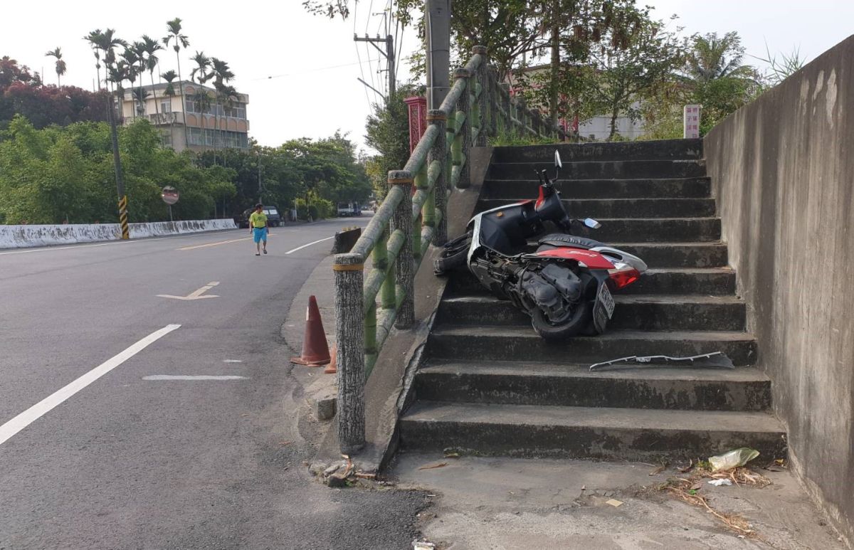 ▲斗南鎮崙仔溪堤防發生一起類似特技表演的機車衝階梯自撞意外。（圖／記者簡勇鵬攝，2020.05.14）