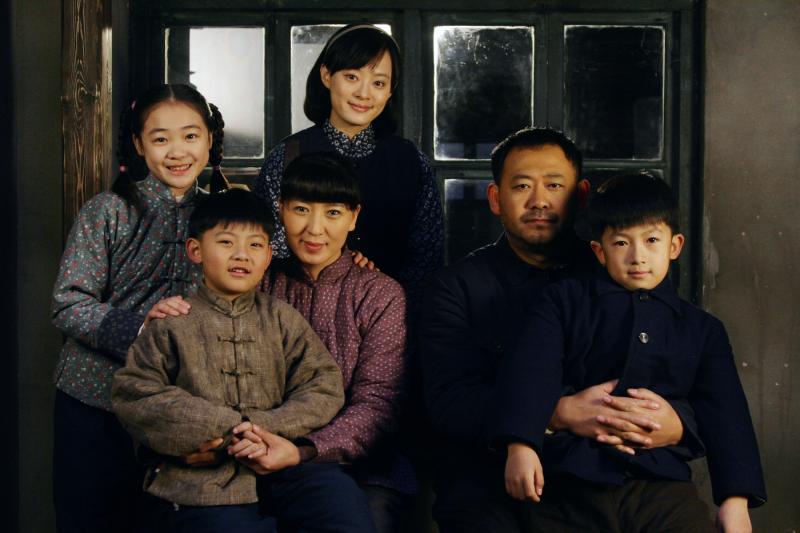 ▲孫儷(後排中)與張儉(右二)生下三個孩子,左三為張儉妻小環。(圖