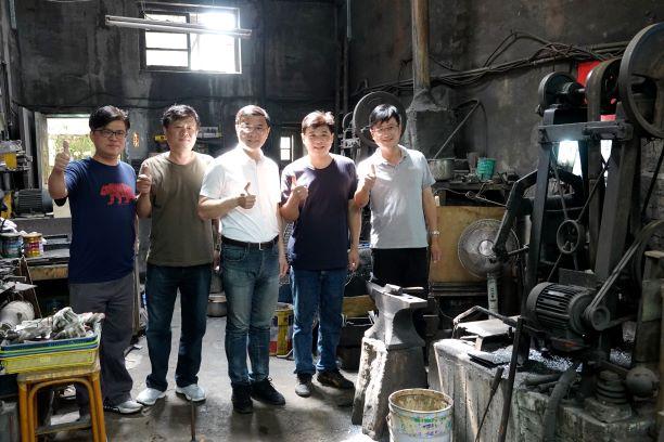 ▲鹿港鎮長許志宏表示,只有在鹿港才看得到老師傅的傳統技術,每一把雕刻刀都是獨一無二,歡迎大家來這裡參觀選購。(圖/記者葉靜美攝)
