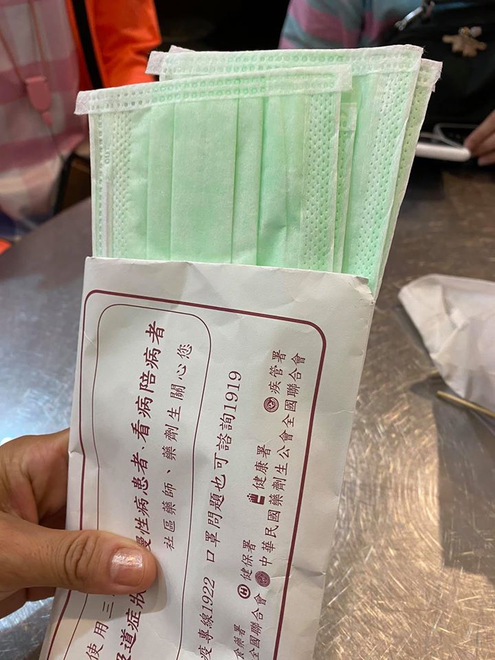 ▲網友分享自己為了想領彩色口罩驚喜包,殺到台中卻撲空。(圖/翻攝口罩現貨專區)