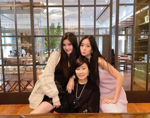 ▲孫芸芸（右後）對女兒廖思惟（左後）疼愛有加，母女感情深厚。（圖／廖思惟IG）