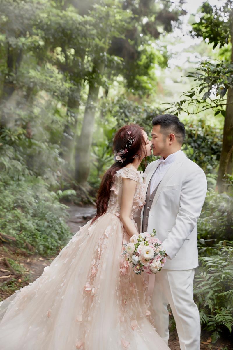 ▲特別到陽明山黑森林取景的婚紗照，氣氛唯美。（圖／LinLi